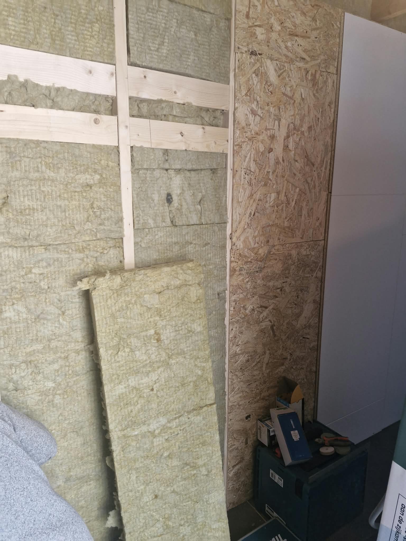 Isolatieplaten en OSB-beplating tijdens de opbouw van de wand