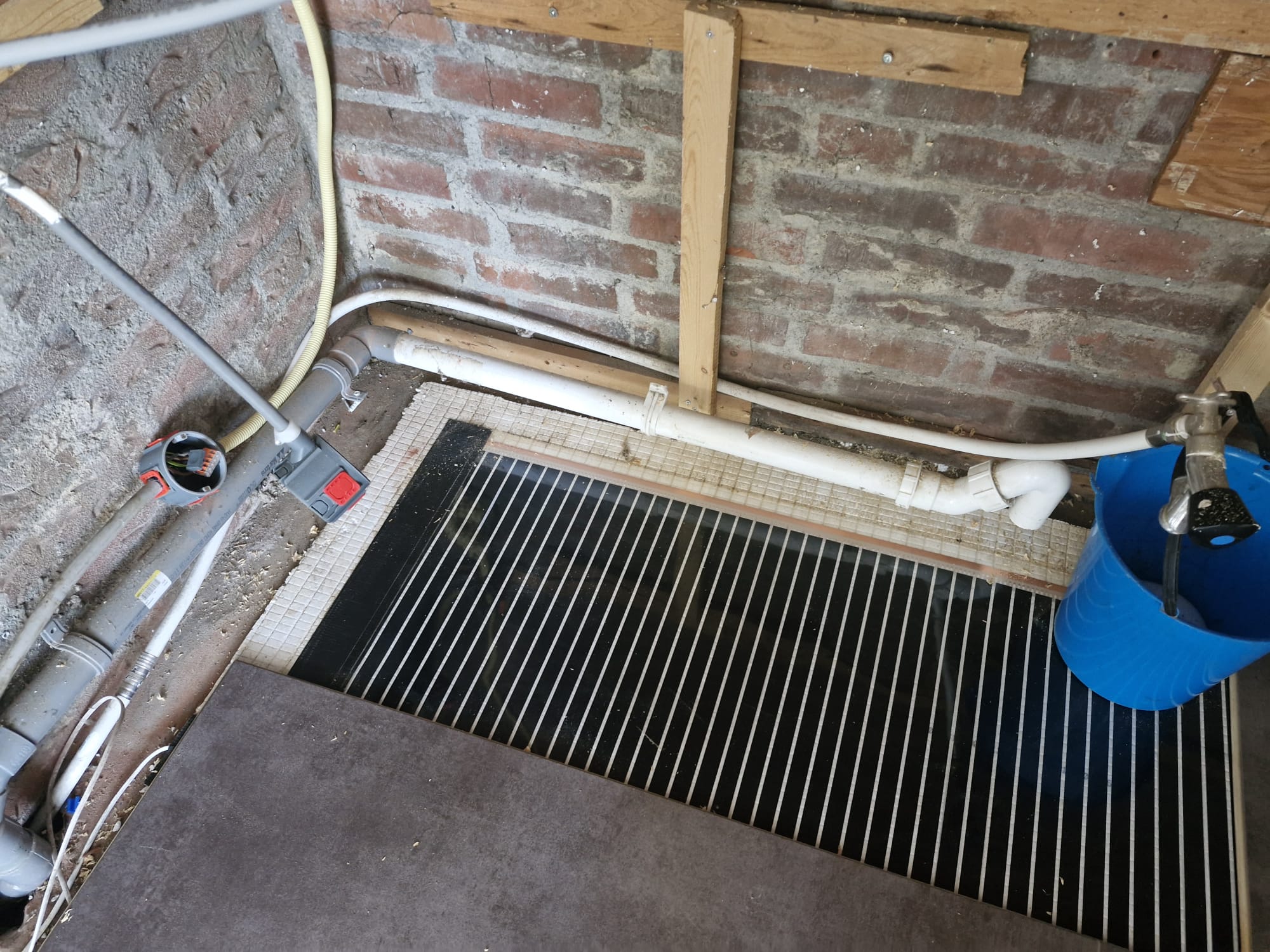 Overzicht vloerverwarming en leidingwerk in de hoek