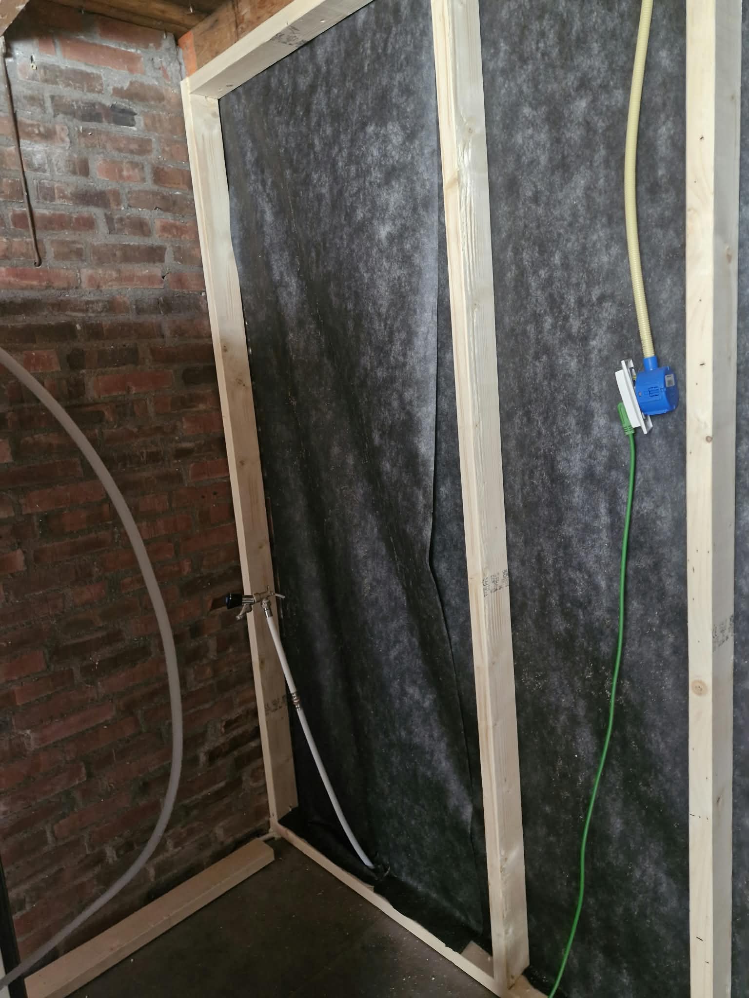 Wandframe met folie, leidingen en inbouwdoos voor stopcontact